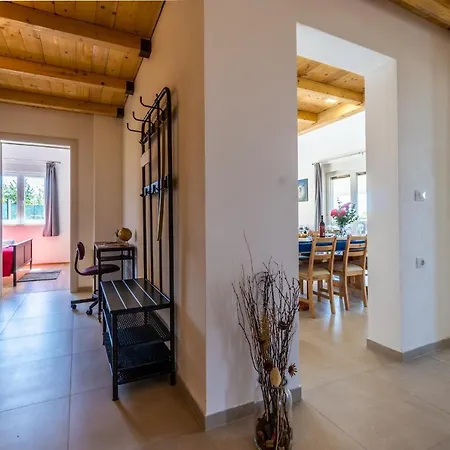Βίλα Villa Roza *